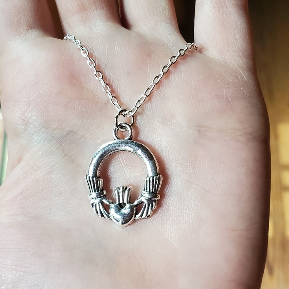 NWOT Silver Celtic Claddagh Necklace - Picture 10 of 13